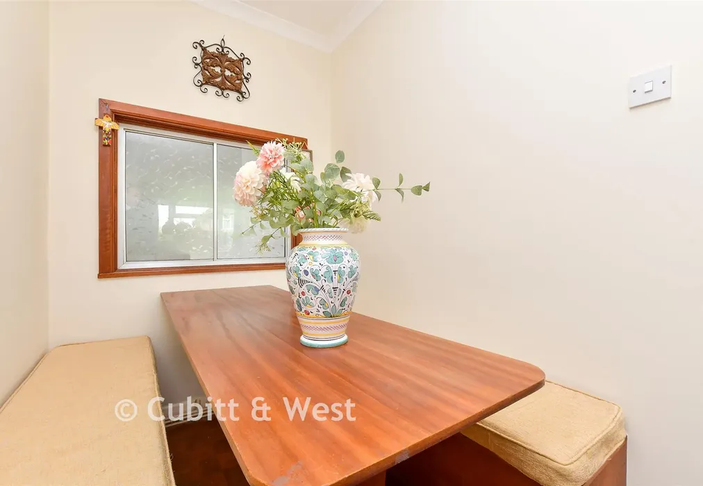 Lounge - Calthorpe Gardens, Sutton, Surrey - Wards of Kent
