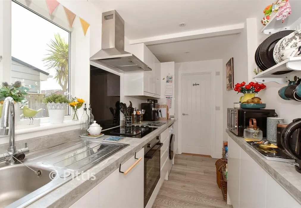 Kitchen - Worsley Road, Newport, Isle of Wight - Wards of Kent