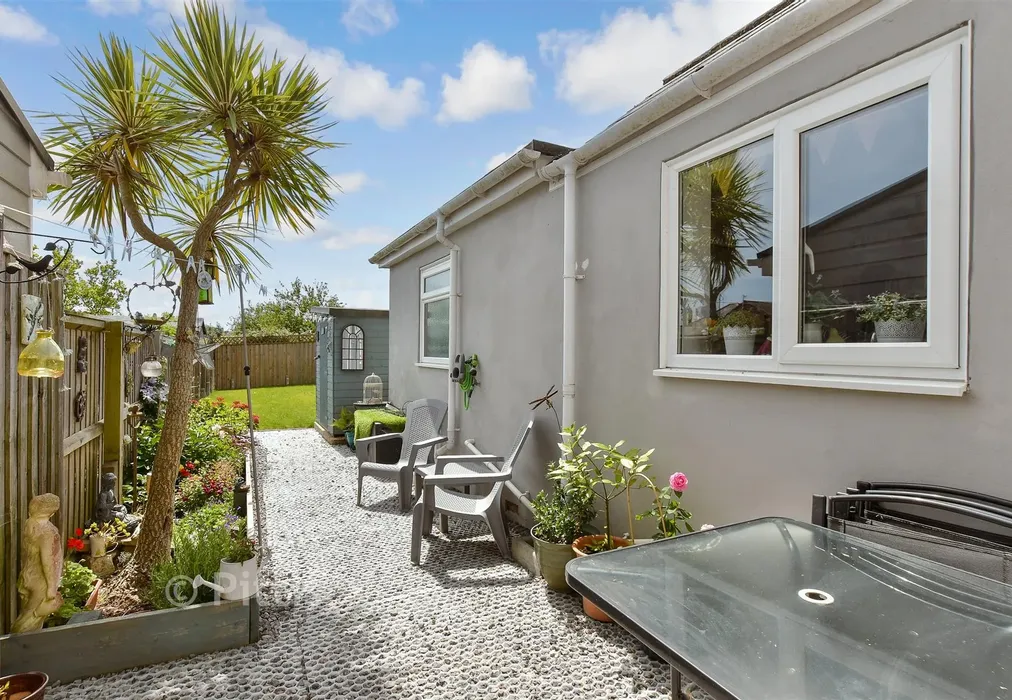 Rear Garden - Worsley Road, Newport, Isle of Wight - Wards of Kent
