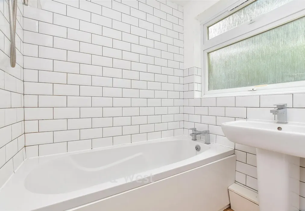 Bathroom - Shirley Road, Wallington, Surrey - Wards of Kent