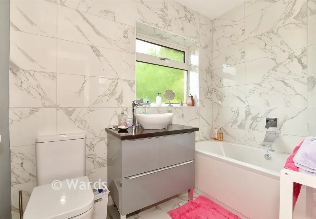 Bathroom - Naildown Road, Hythe, Kent - Wards of Kent