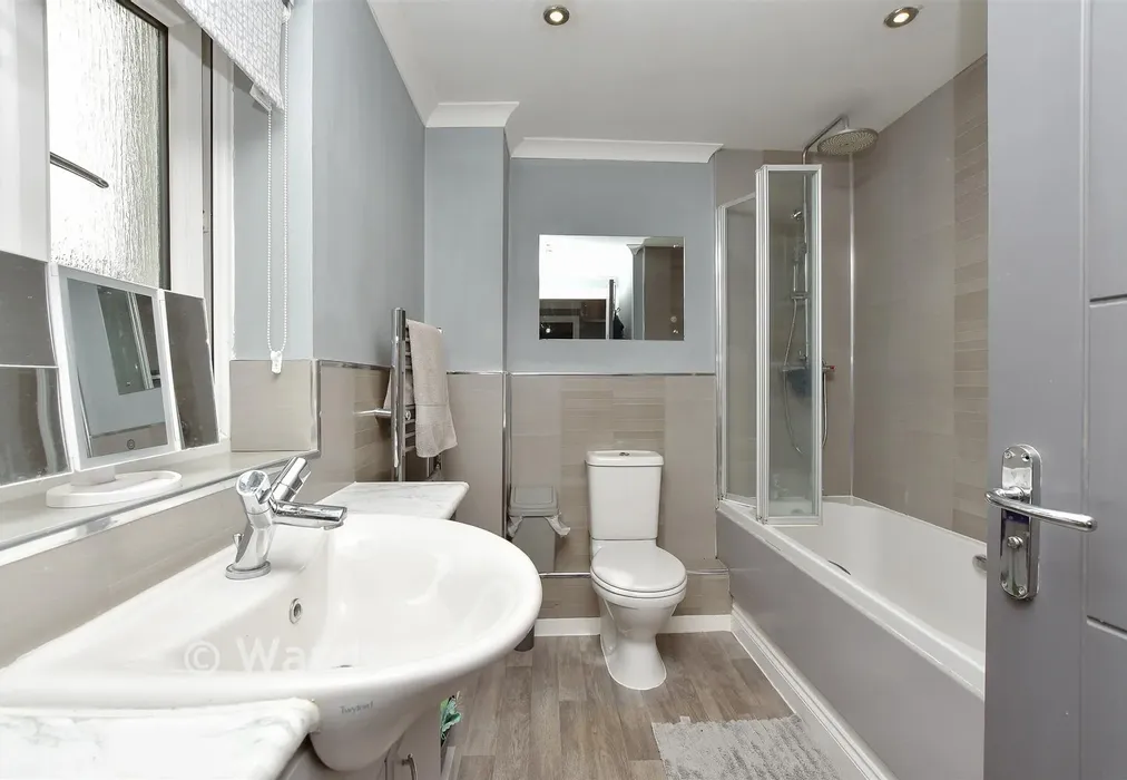 Bathroom - Bluebell Drive, Sittingbourne, Kent - Wards of Kent