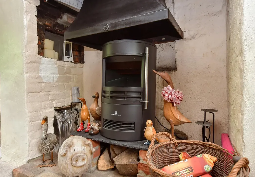 Internal Feature - Chestnut Wood Lane, Borden, Sittingbourne, Kent - Wards of Kent