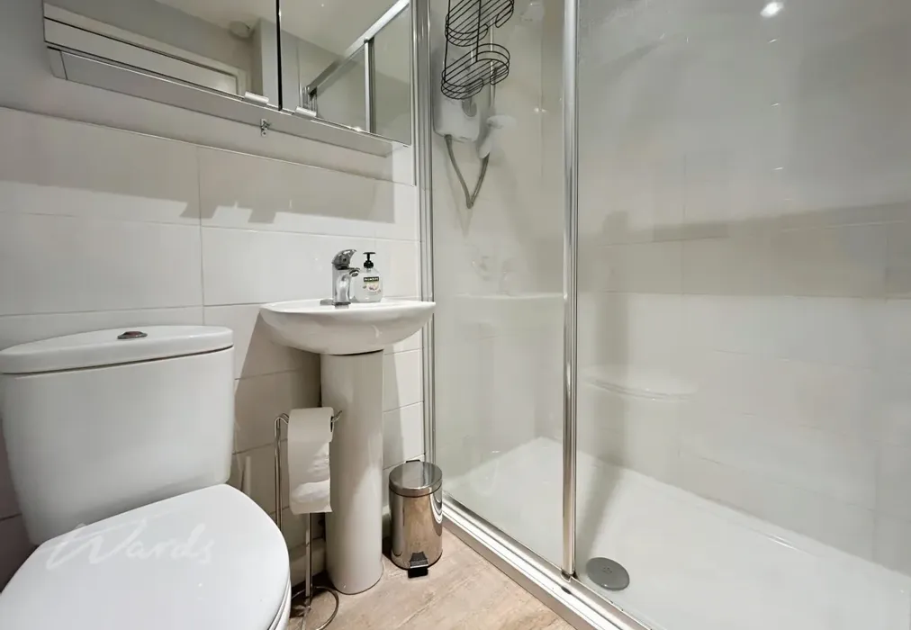 bathroom - Upper Grosvenor Road Tunbridge Wells TN1 - Wards of Kent