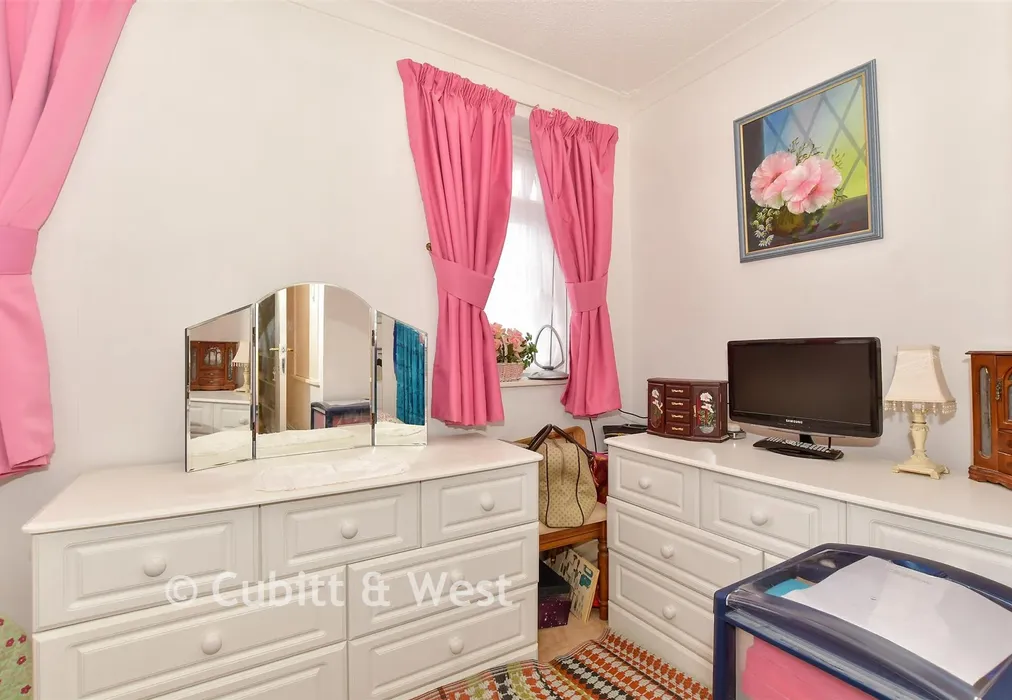 Bedroom 1 - Timber Mill, Southwater, West Sussex - Wards of Kent