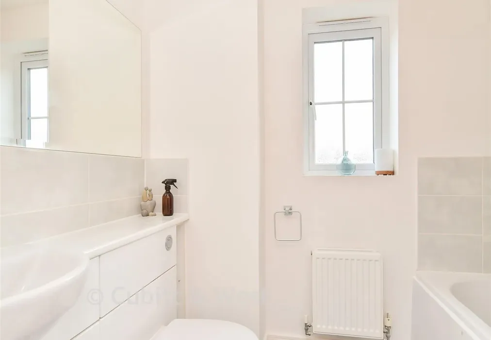 Family Bathroom - Sanditon Way, Worthing, West Sussex - Wards of Kent