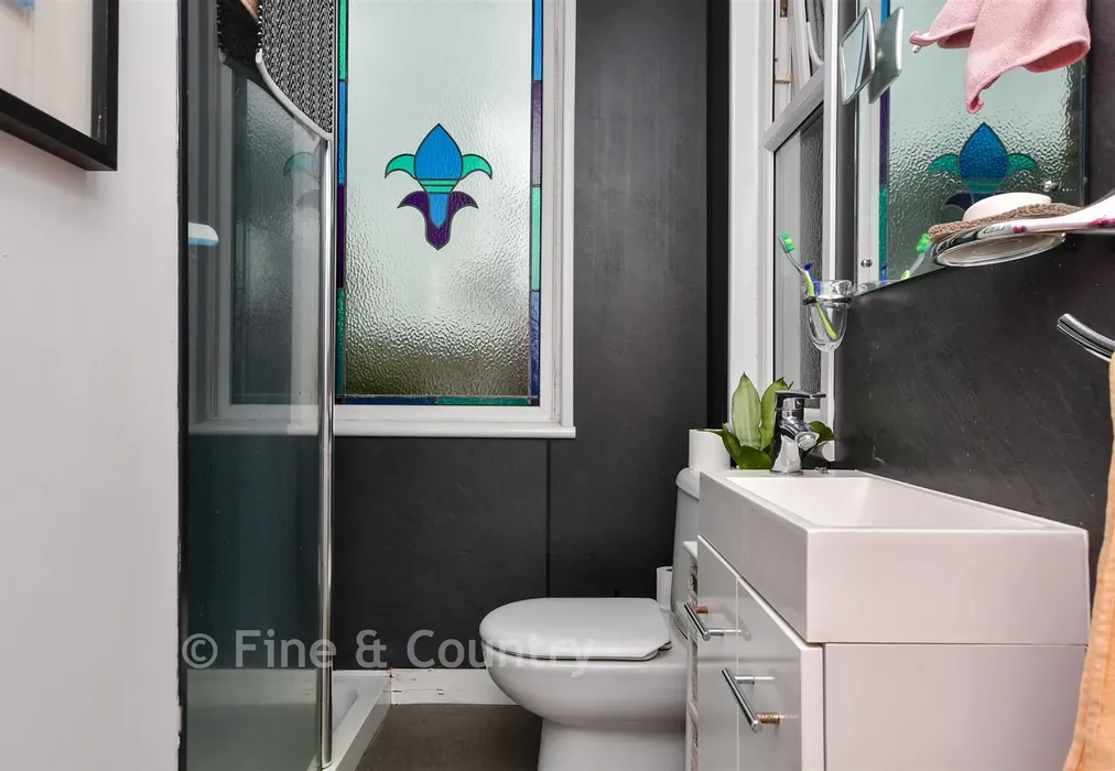 En-Suite Shower Room - The Vale, Broadstairs, Kent - Wards of Kent