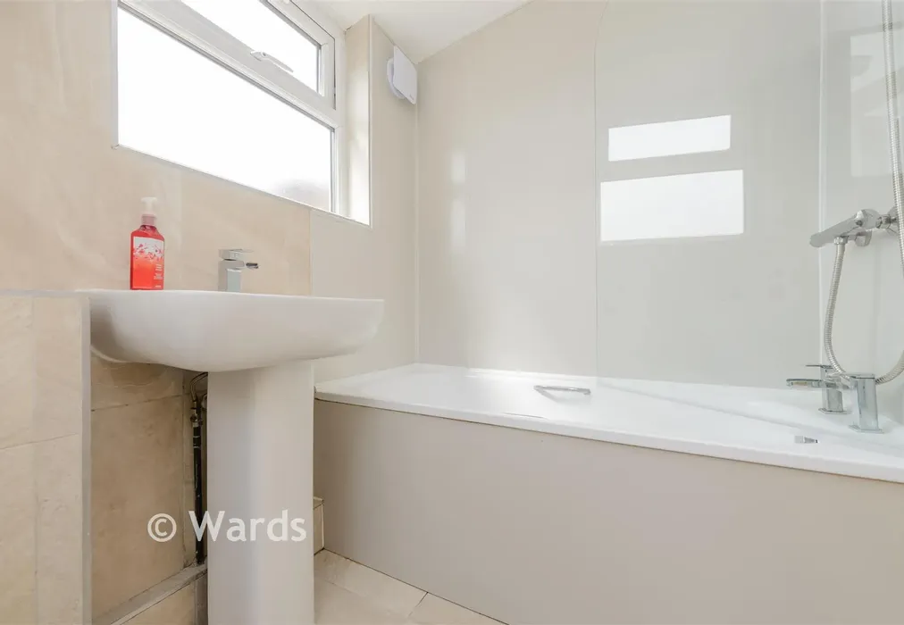 Bathroom - Hill House Road, Dartford, Kent - Wards of Kent