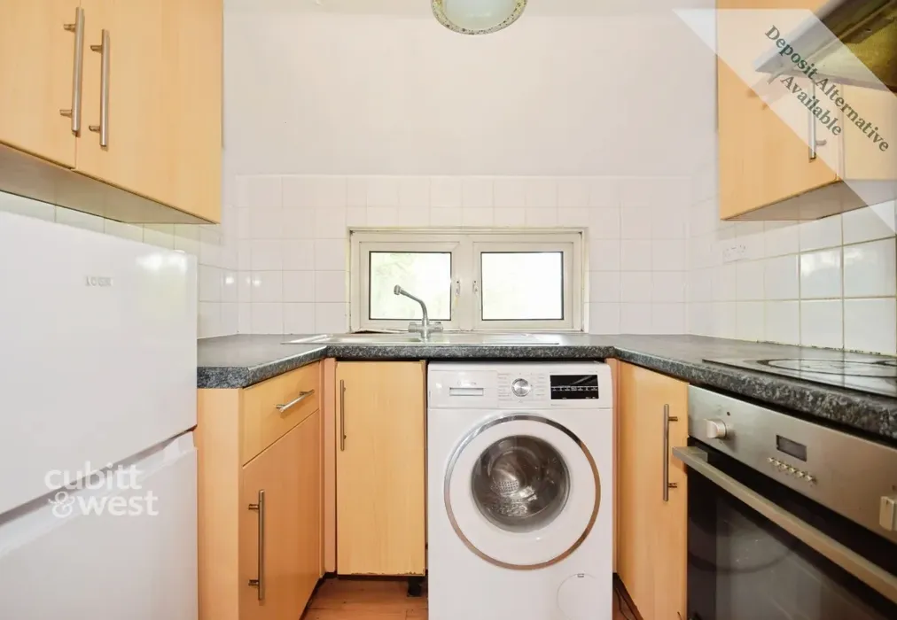 Kitchen - Osney Close, Crawley, RH11 - Wards of Kent