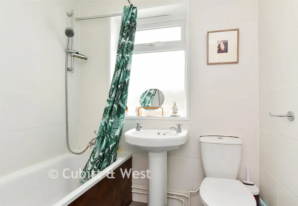 Bathroom - Clyde Road, Brighton, East Sussex - Wards of Kent
