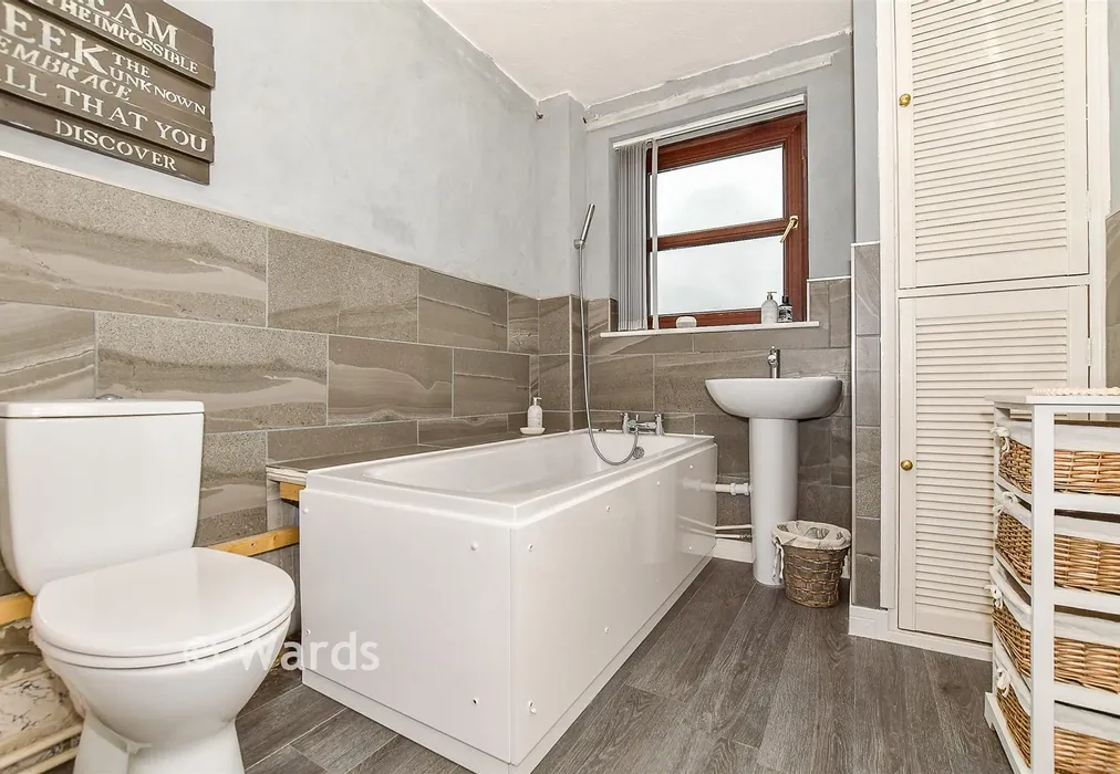 Bathroom - Grand Parade, Littlestone, Kent - Wards of Kent