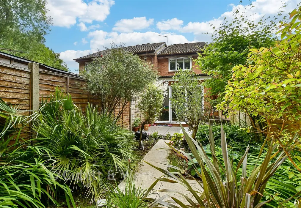 Rear Garden - Troon Close, Ifield, West Sussex - Wards of Kent