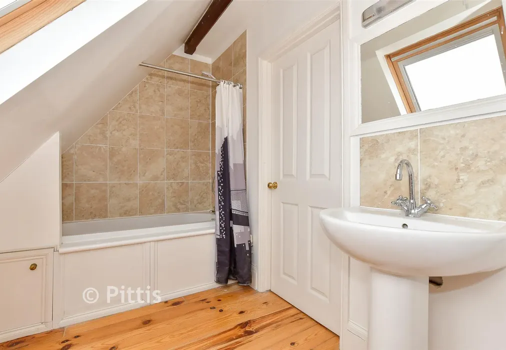 En-Suite Bathroom - Heath Road, Sandown, Isle of Wight - Wards of Kent