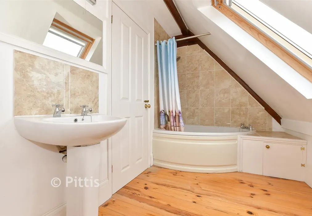 Bathroom - Heath Road, Sandown, Isle of Wight - Wards of Kent