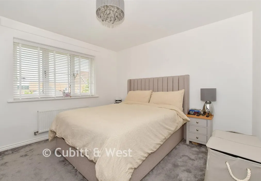 Bedroom 1 - Illett Way, Faygate, West Sussex - Wards of Kent