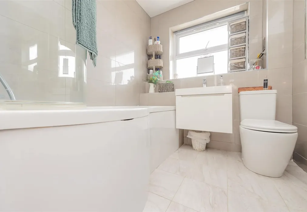 Bathroom - Bedgebury Close, Rochester, Kent - Wards of Kent