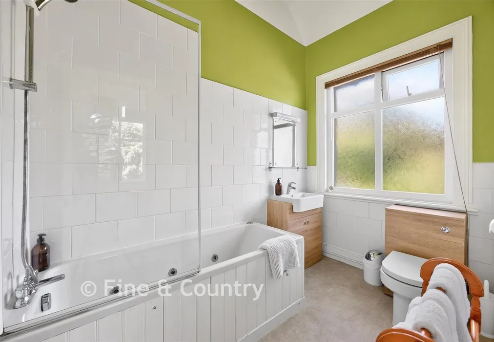 En-Suite Bathroom - Madeira Road, Ventnor, Isle of Wight - Wards of Kent