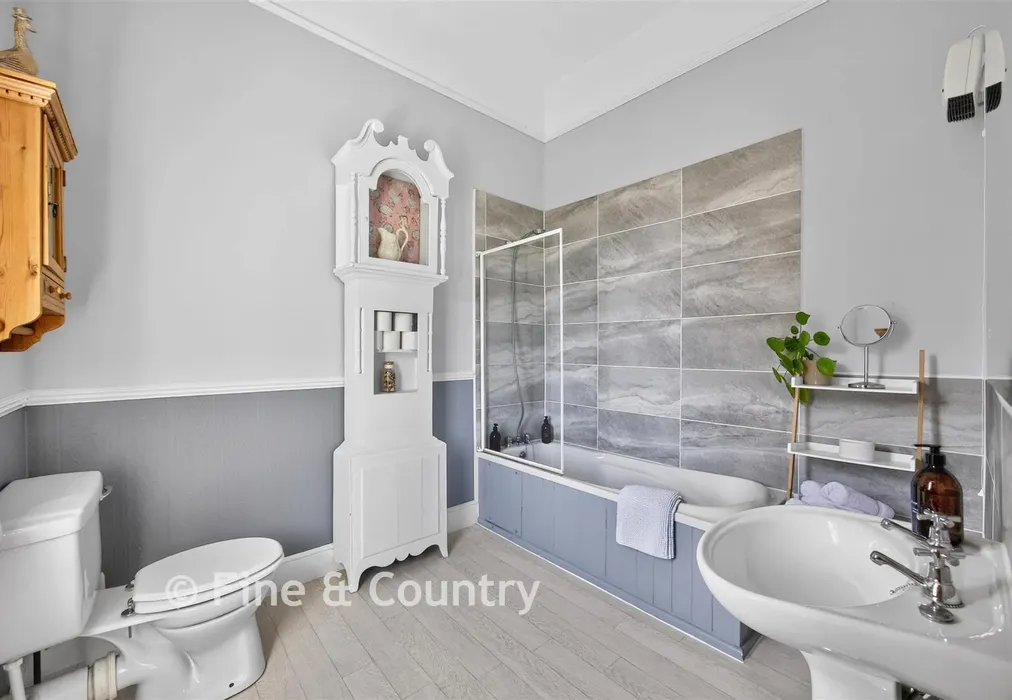 En-Suite Bathroom - Madeira Road, Ventnor, Isle of Wight - Wards of Kent