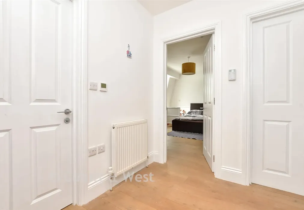 Entrance Hall - Belmont Road, Wallington, Surrey - Wards of Kent