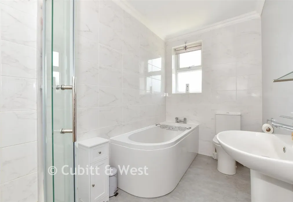 Bathroom - Haslemere Road, Emsworth, Hampshire - Wards of Kent