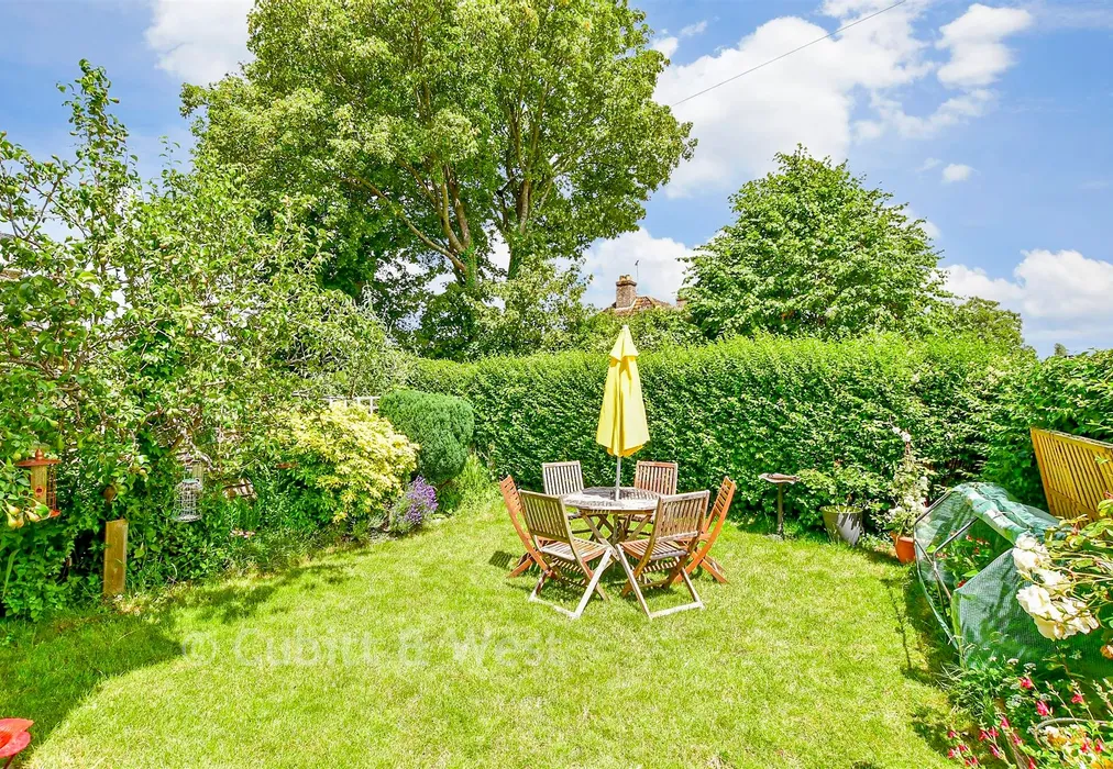 Side Garden - Haslemere Road, Emsworth, Hampshire - Wards of Kent