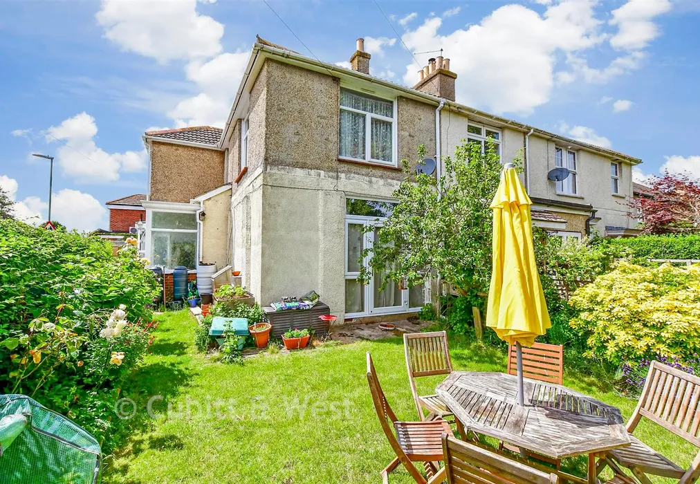 Side Garden - Haslemere Road, Emsworth, Hampshire - Wards of Kent