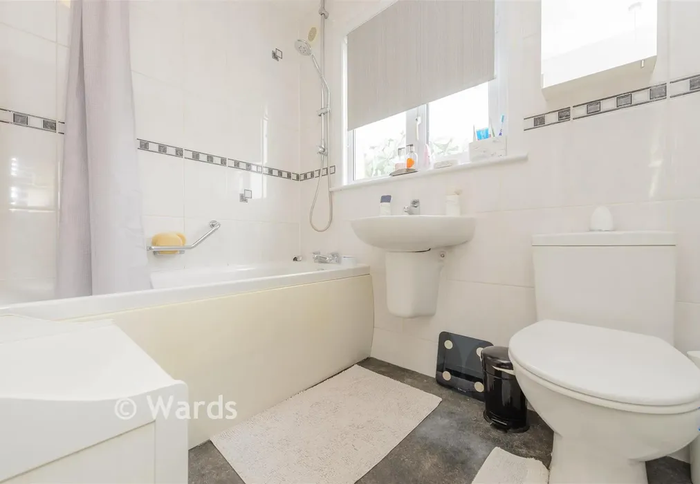 Bathroom - Gouge Avenue, Northfleet, Gravesend, Kent - Wards of Kent