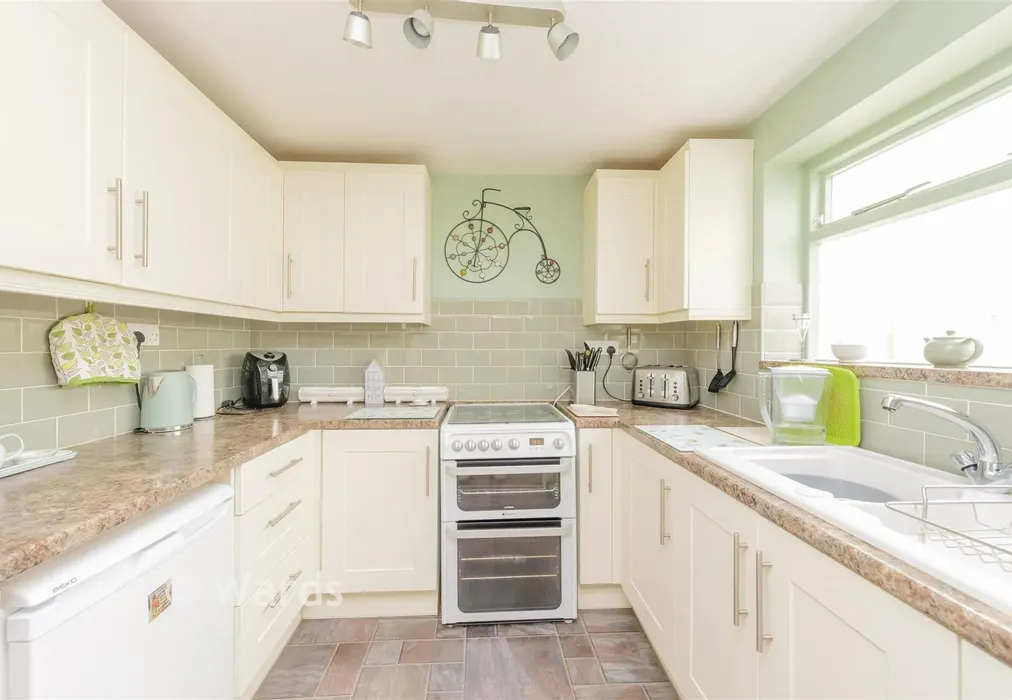 Kitchen - Gouge Avenue, Northfleet, Gravesend, Kent - Wards of Kent