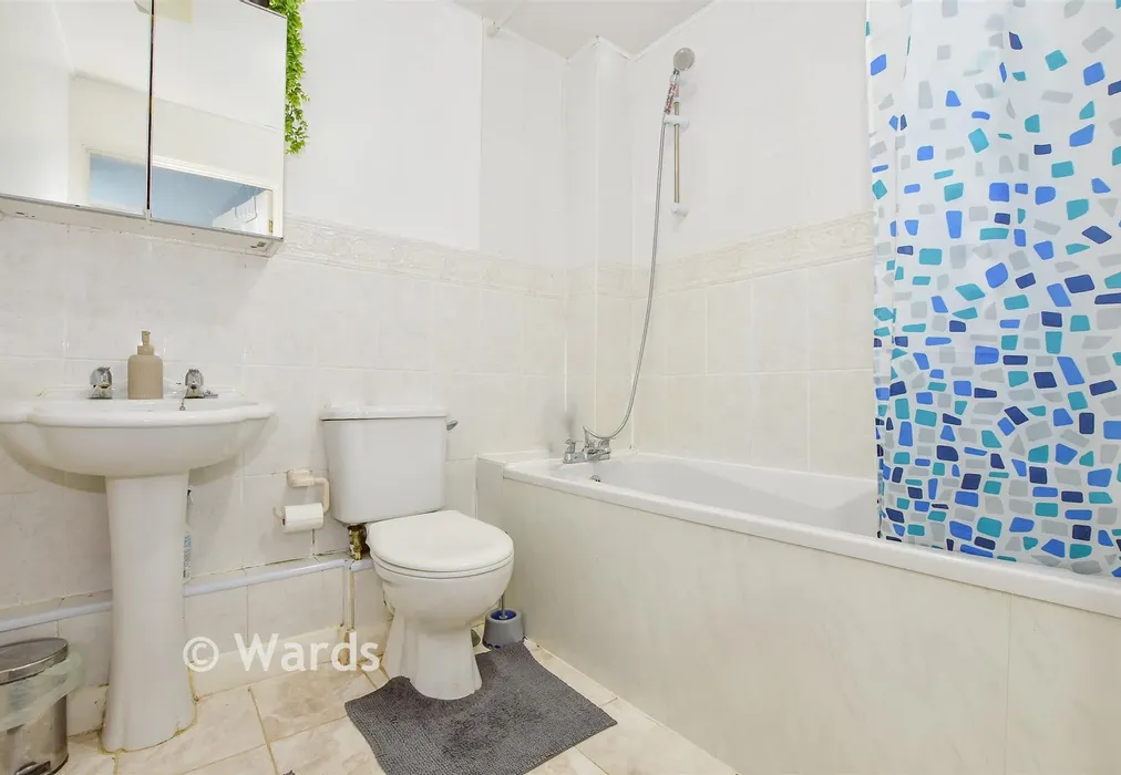 Bathroom - Hart Street, Maidstone, Kent - Wards of Kent