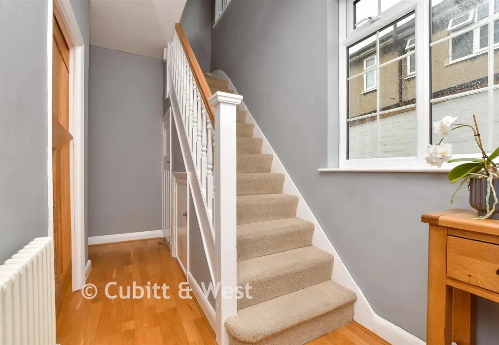 Entrance Hall - Benhill Wood Road, Sutton, Surrey - Wards of Kent