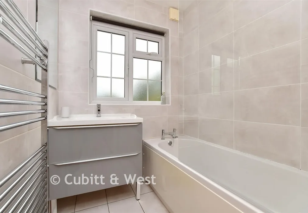 Bathroom - Benhill Wood Road, Sutton, Surrey - Wards of Kent