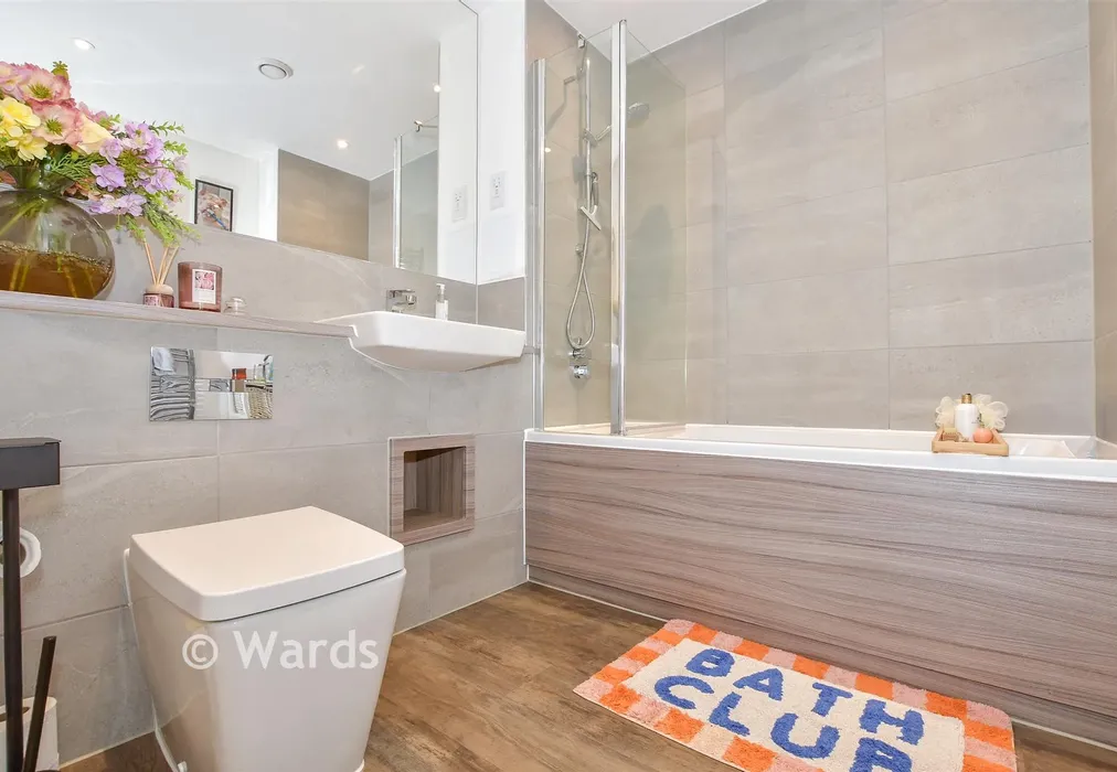 Bathroom - Eastern Avenue, SWANSCOMBE, Kent - Wards of Kent