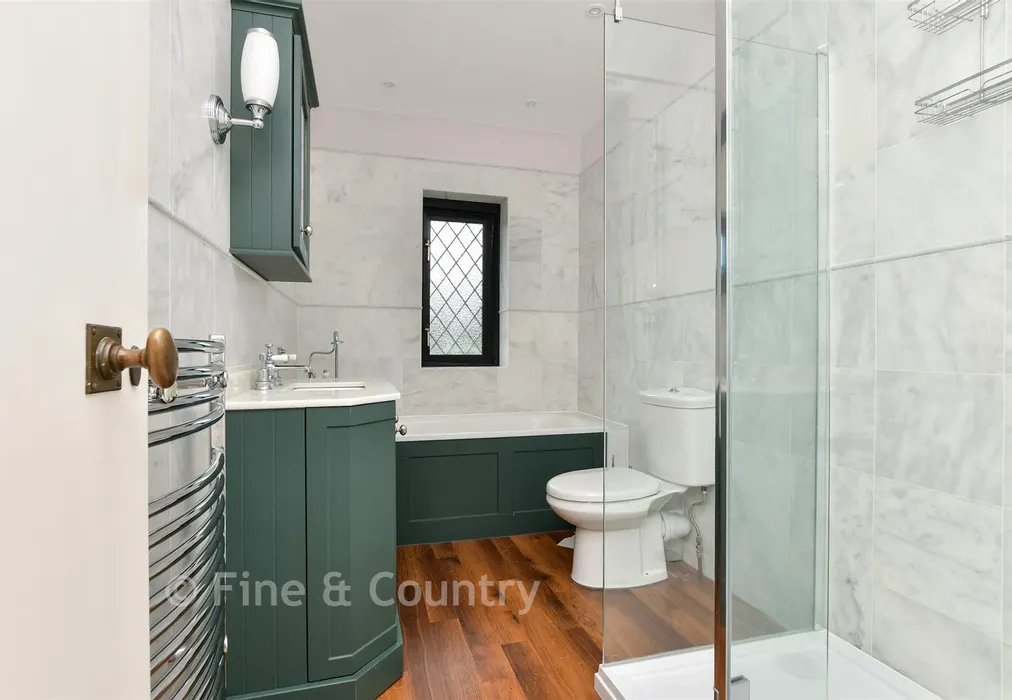 En-Suite Bathroom - Joss Gap Road, Broadstairs, Kent - Wards of Kent