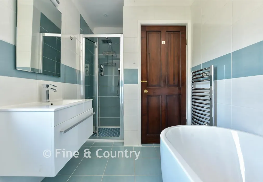 Bathroom - Joss Gap Road, Broadstairs, Kent - Wards of Kent