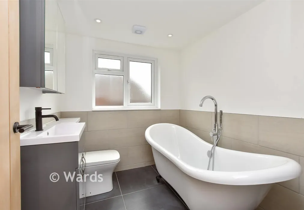 Bathroom - Cliff Gardens, Minster-On-Sea, Kent - Wards of Kent