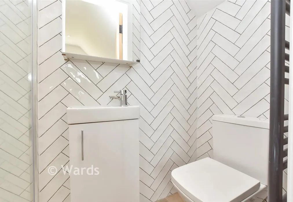 En-Suite Shower Room - Cliff Gardens, Minster-On-Sea, Kent - Wards of Kent