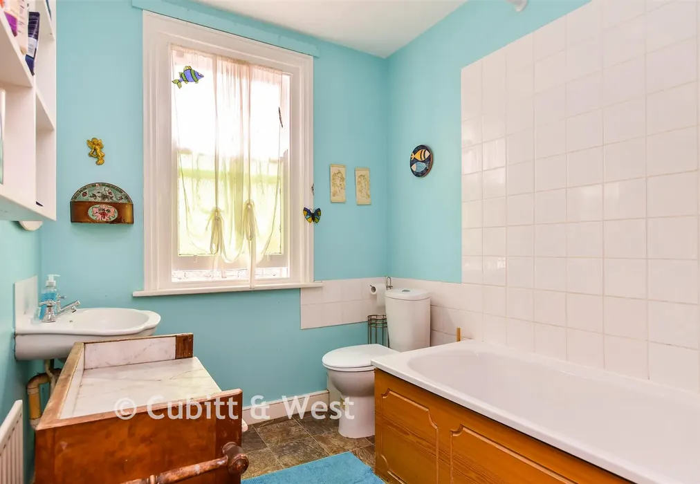 Bathroom - Heene Road, Worthing, West Sussex - Wards of Kent