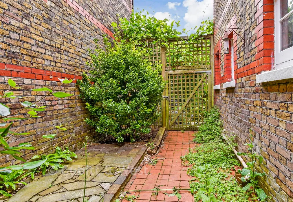 Side Garden - Heene Road, Worthing, West Sussex - Wards of Kent