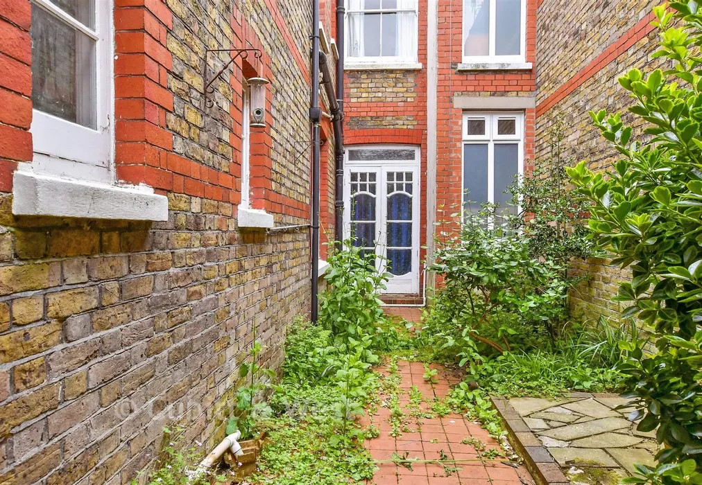 Side Garden - Heene Road, Worthing, West Sussex - Wards of Kent