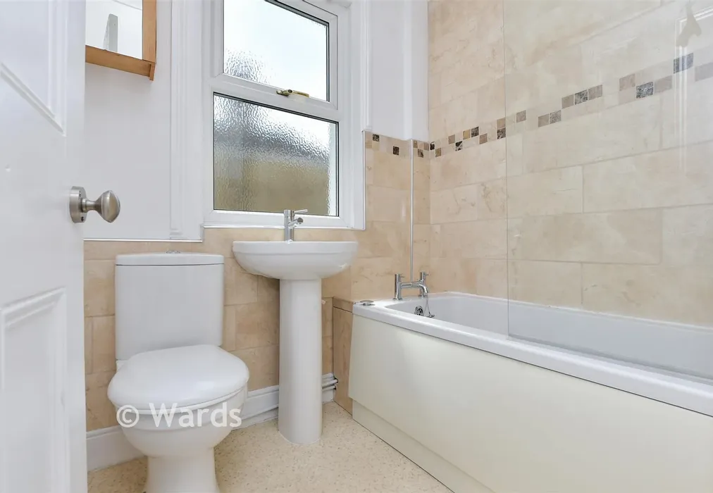 Bathroom - St. Peter's Park Road, Broadstairs, Kent - Wards of Kent