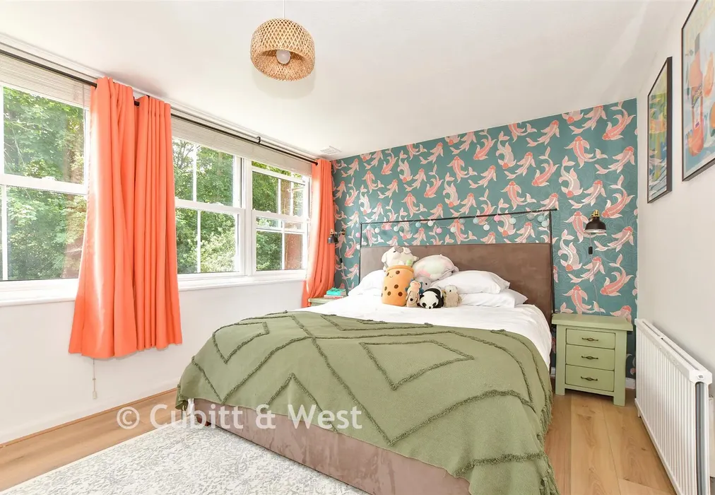 Bedroom 1 - Parkfield, North Parade, Horsham, West Sussex - Wards of Kent