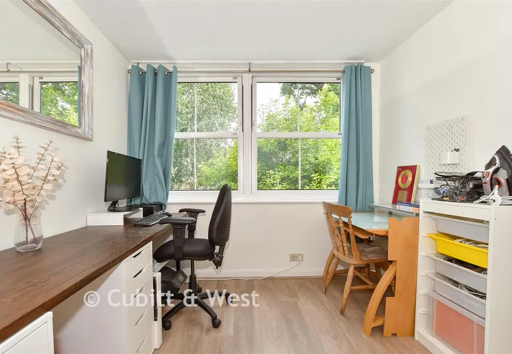 Bedroom 3 - Parkfield, North Parade, Horsham, West Sussex - Wards of Kent