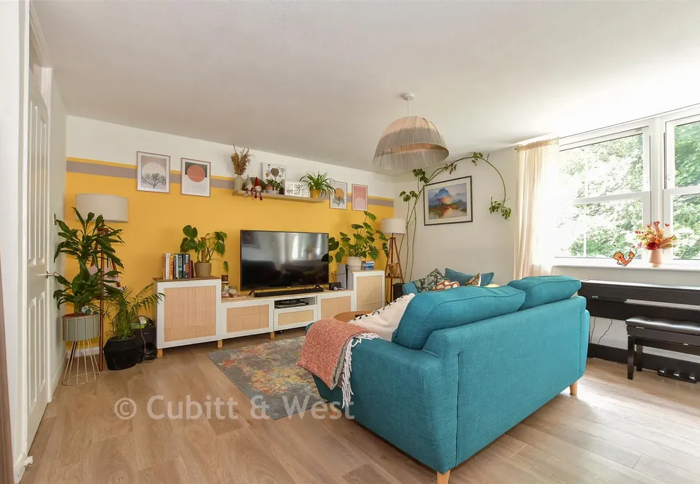 Lounge - Parkfield, North Parade, Horsham, West Sussex - Wards of Kent
