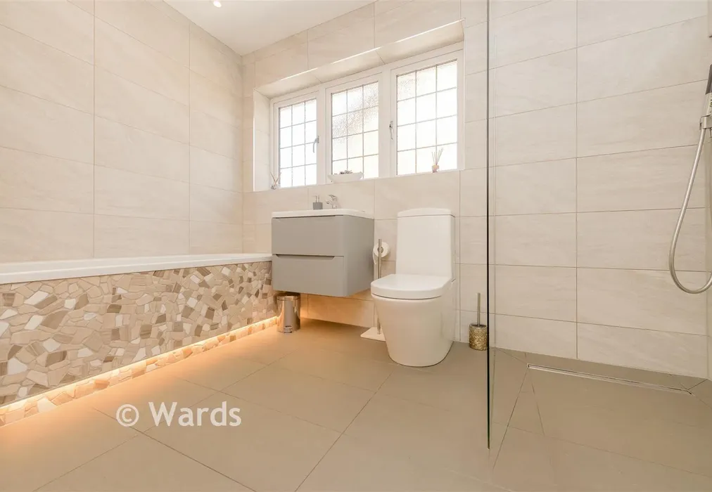 Bathroom - Beesfield Lane, Farningham, Kent - Wards of Kent