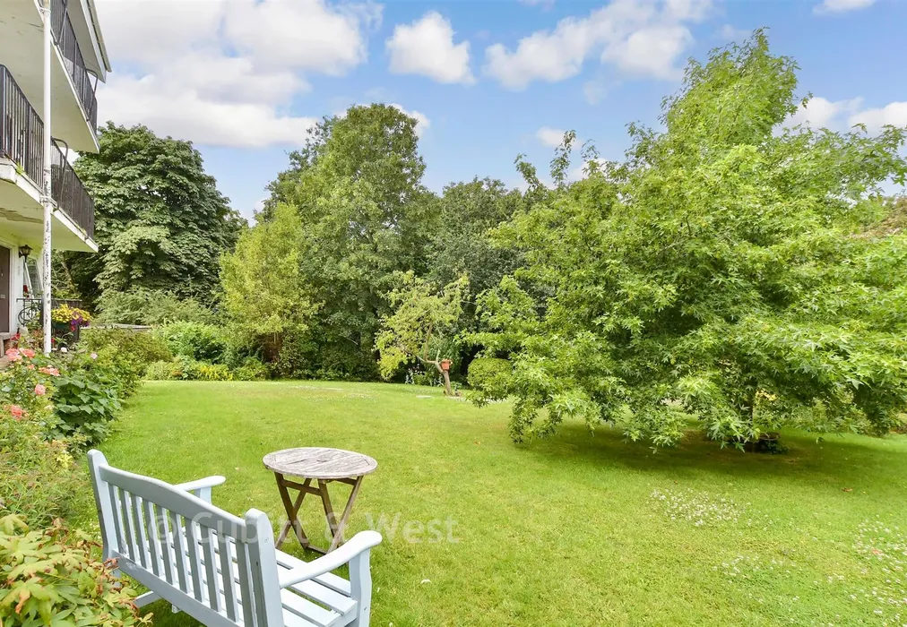 Communal Gardens - Hawthorn Way, Storrington, West Sussex - Wards of Kent