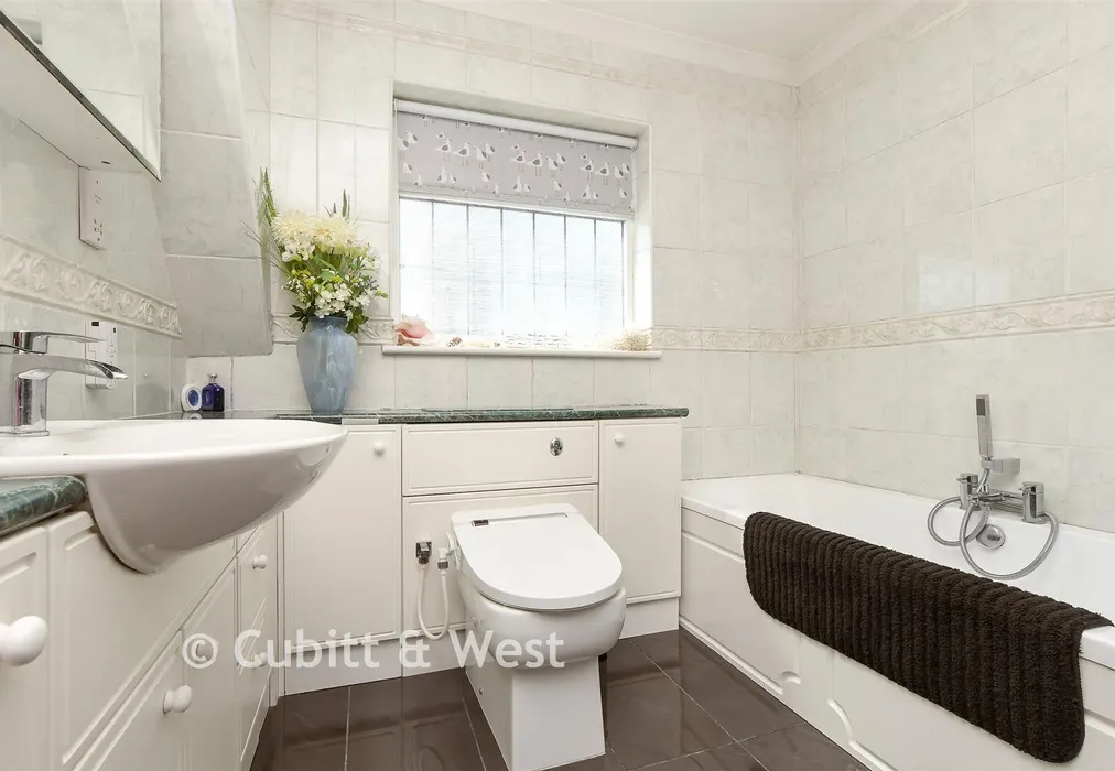 Bathroom - Brighton Road, Salfords, Surrey - Wards of Kent