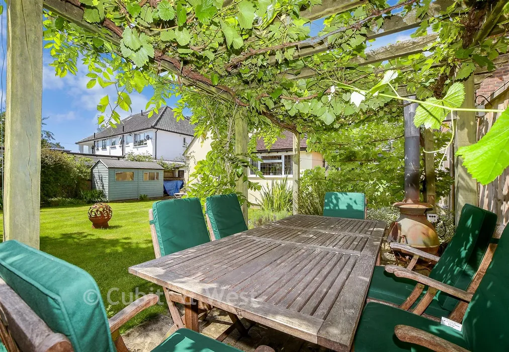 External Lifestyle Photograph - Brighton Road, Salfords, Surrey - Wards of Kent