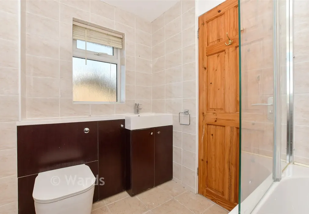 Bathroom - Meadow Walk, Whitstable, Kent - Wards of Kent