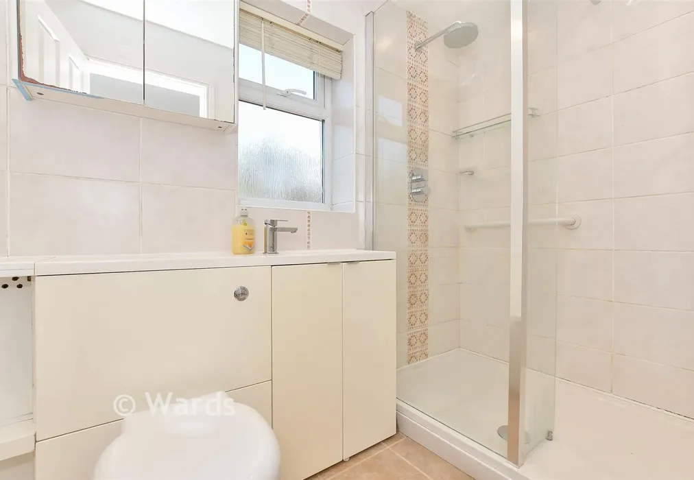 Shower Room - Meadow Walk, Whitstable, Kent - Wards of Kent