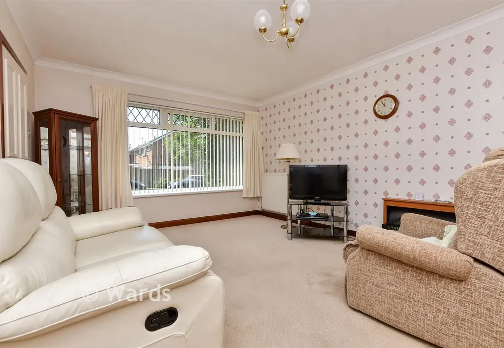 Kitchen - Chestnut Drive, Broadstairs, Kent - Wards of Kent